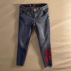 KUT from the cloth size 6 Connie Ankle Skinny stretched jeans red embroidery